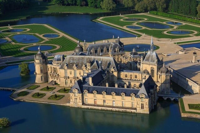 Paris : Visite privée du Domaine de Chantilly en Mercedes Van