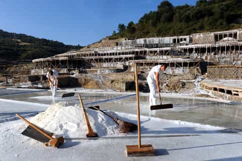 San Sebastian: Vitoria and Añana Salt Valley Tour with Lunch