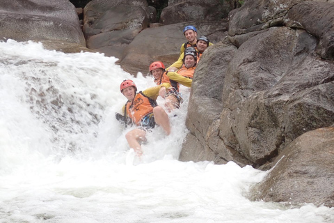 Cairns: Tour d&#039;avventura Crystals &amp; Behana - Canyoning a CairnsEsperienza nella foresta pluviale delle cascate di Cairns Giornata intera avanzata