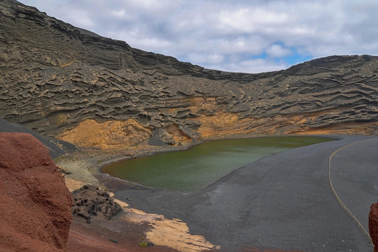 Lanzarote: vulkanen van Timanfaya, grotten en lunchOntdek Lanzarote, bustour met gids