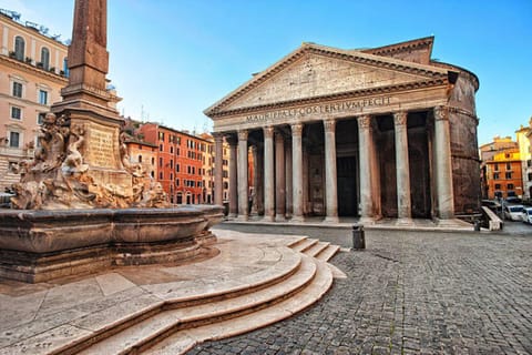 From Gods to Bones: Pantheon to Capuchin Crypt walking tour