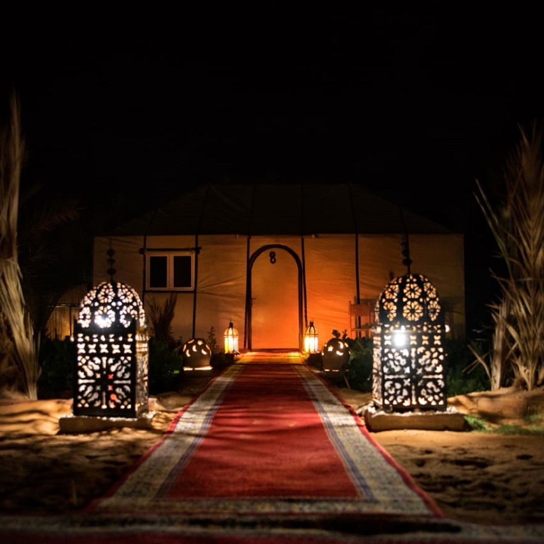 Nuit en tente de luxe au Desert Camp Erg Chebbi Merzouga - dromadaire