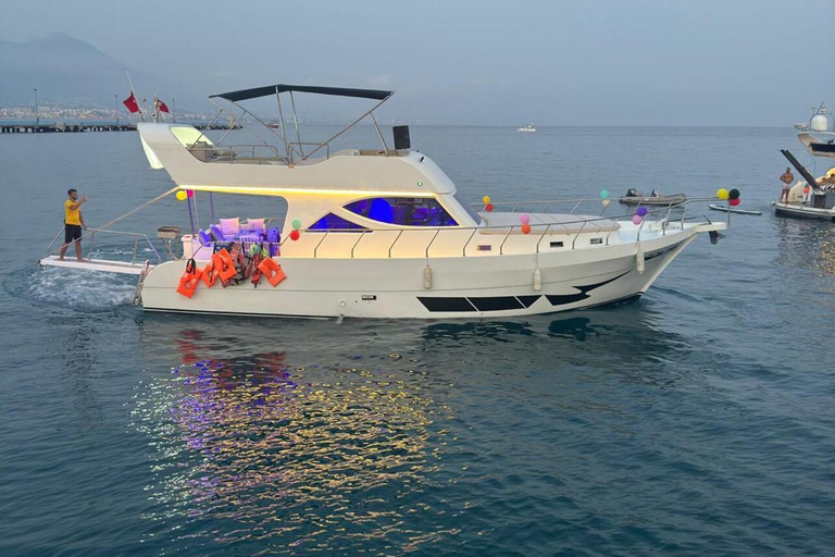 4 Hours low priced luxury VIP yacht tour in Alanya