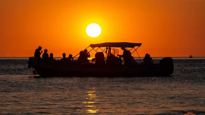 Ibiza: crucero al atardecer con esnórquel y cuevas