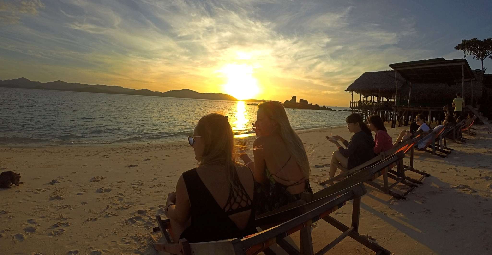 Phuket: Phi Phi Sunrise Boat Tour to Bamboo and Khai Island
