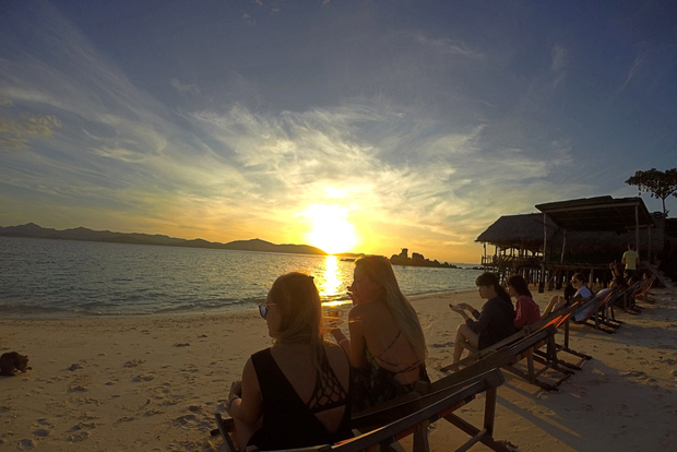 Phuket: Tour in barca all'alba di Phi Phi per le isole Bamboo e Khai