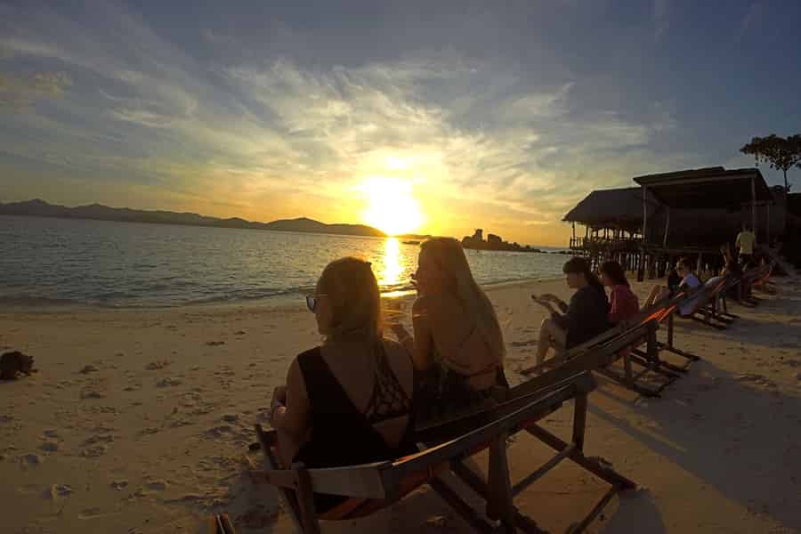 Phuket: Phi Phi Sunrise Bootstour zu den Inseln Bamboo und Khai. Foto: GetYourGuide Phuket: Phi Phi Sunrise Bootstour zu den Inseln Bamboo und Khai. Foto: GetYourGuide