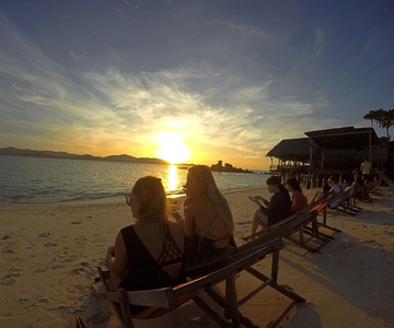 Phuket: Phi Phi Sunrise Boat Tour to Bamboo and Khai Island