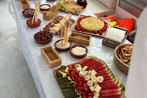 Palma: Deluxe Catamaran with Snacks, Drink, SUP & Snorkeling