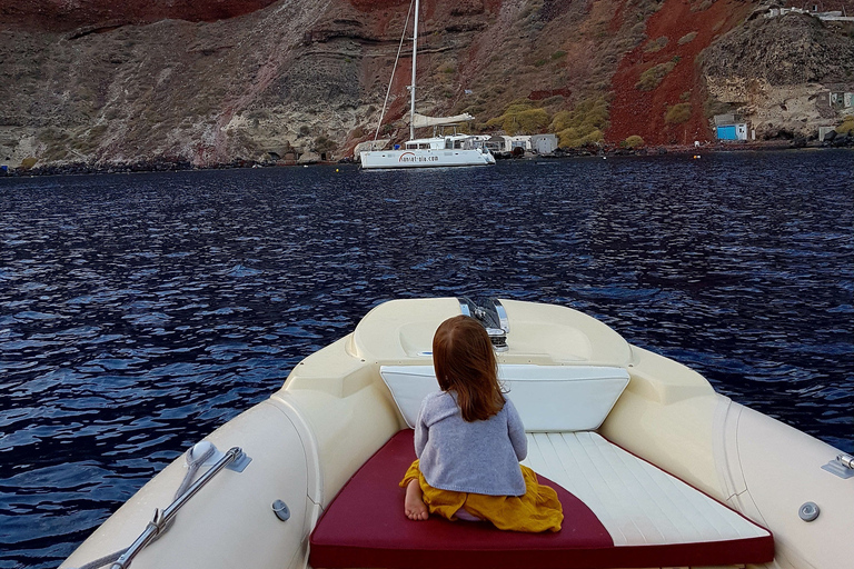 Santorin: visite guidée d'Akrotiri, croisière en bateau à moteur et déjeunerSantorin: visite guidée de Akrotiri, croisière en bateau à moteur et déjeuner