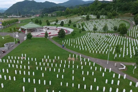 Sarajevo: Recorrido por el Memorial y Testimonio del Genocidio de Srebrenica