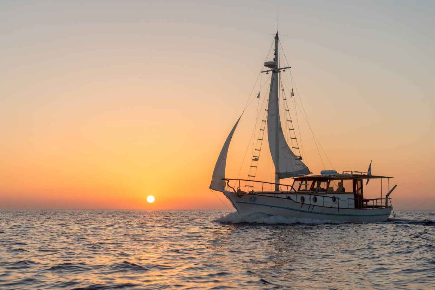 Santorini: Traditionelle Bootsfahrt mit Mahlzeit