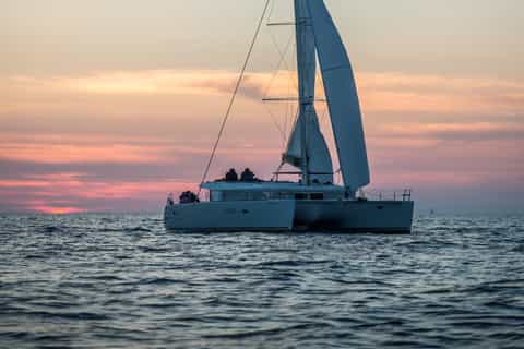 Santorini: Private Catamaran Cruise with Meal and Open Bar