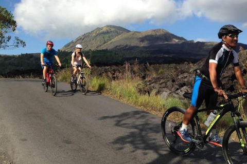 Monte Batur: tour in bicicletta della lava nera con sorgente calda naturaleTour con trasferimenti