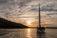 Knysna Sunset Sailing Cruise con cena leggera e vino - Housity