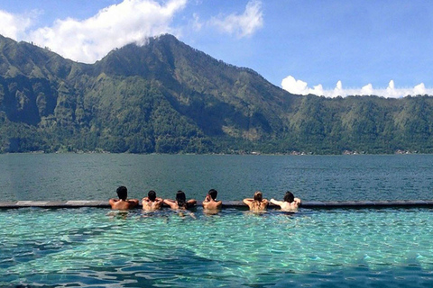 Monte Batur: tour in bicicletta della lava nera con sorgente calda naturaleTour con trasferimenti