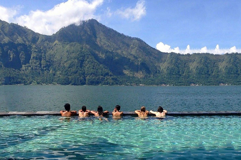 Monte Batur: tour in bicicletta della lava nera con sorgente calda naturaleTour con trasferimenti