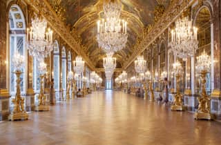 Von Paris aus: Schloss und Gärten von Versailles mit Transfer