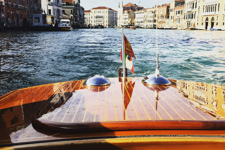 Venice: Private Transfer from Train Station by Water Taxi