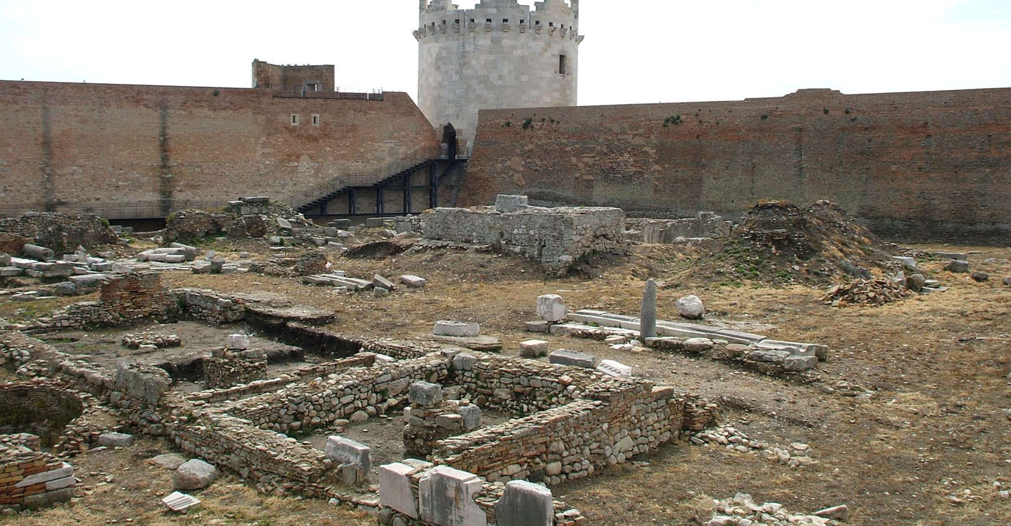 Lucera, tour privato dell'anfiteatro, della chiesa e della fortezza - Hizvo