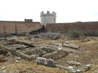 Lucera, Tour privado de Anfiteatro, Iglesia y Fortaleza - Hizvo