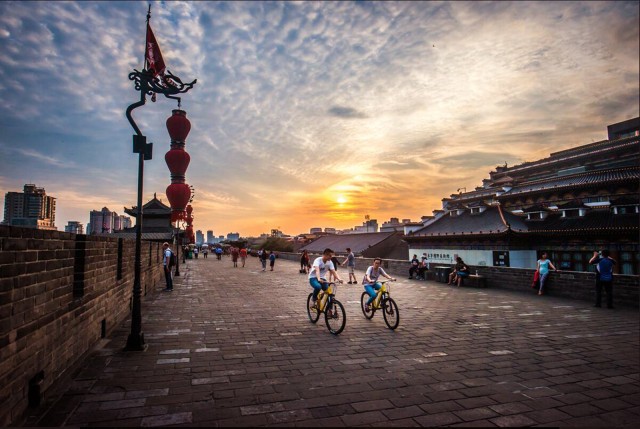 Visit Xi'an City Wall Private Guided Tour with Cycling Option in Xianyang