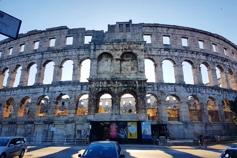 Pula : Visite pied à pied de la vieille ville pour les gourmands avec dîner et vin