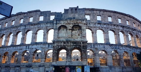Pula: Altstadt Rundgang für Feinschmecker mit Abendessen und Wein