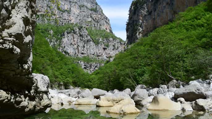 epiro vikos gorge y voidomatis springs hike