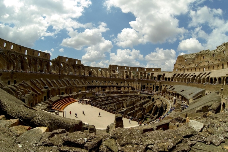 Rome : billet coupe-file pour le ColiséeVisite partagée du Colisée avec accès aux arènes en français