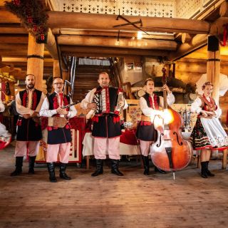 Cracovia: espectáculo folclórico tradicional polaco con transporte privado
