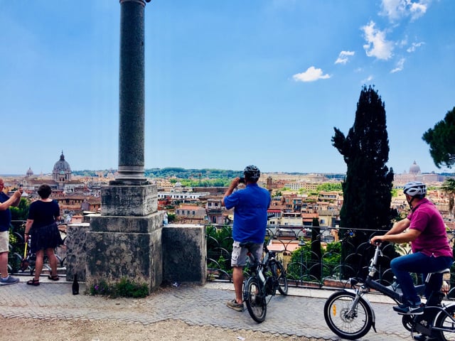 Rome: E-Bike Highlights Experience with Food Tasting