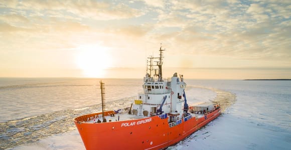 Eisbrecherfahrt mit Ice Floating und Spaziergang auf dem Eis