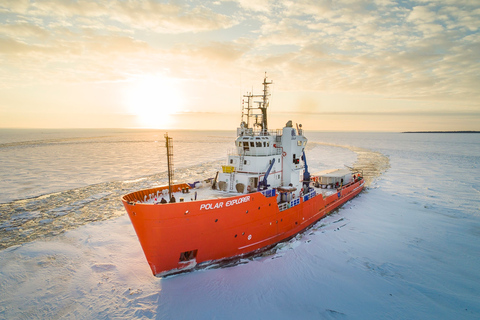 Rovaniemi : Croisière sur un brise-glace avec déjeuner et flottage sur la glaceDépart tôt le matin