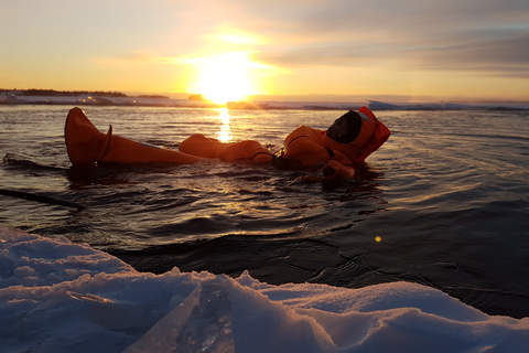 Rovaniemi : Croisière sur un brise-glace avec déjeuner et flottage sur la glaceDépart tôt le matin