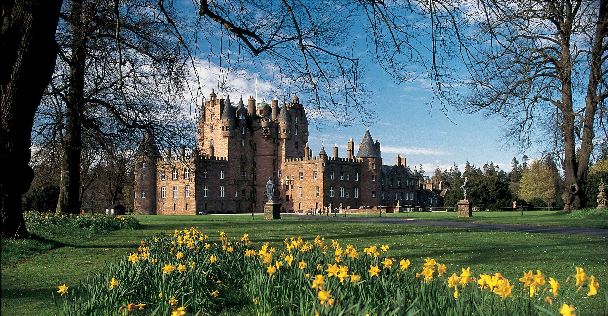 De Edimburgo, Glamis y Dunnottar Castillos Tour en italiano - Hizvo