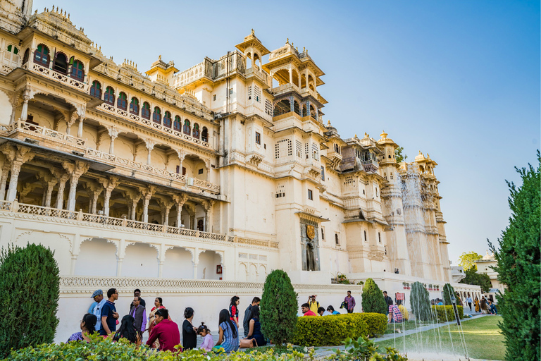 Udaipur: Tour privado de día completo en la ciudad con paseo en bote opcionalTour sin tarifas de entrada