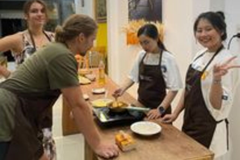 Da Nang : Cours de cuisine traditionnelle et repas avec une jeune fille locale