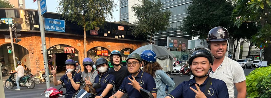 Saigon : Visite culinaire à moto avec bière artisanale et nourriture locale