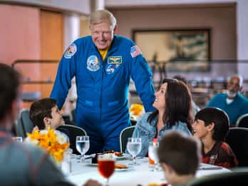 Kennedy Space Center: Tour und Essen mit einem Astronauten Kennedy Space Center: Tour und Essen mit einem Astronauten