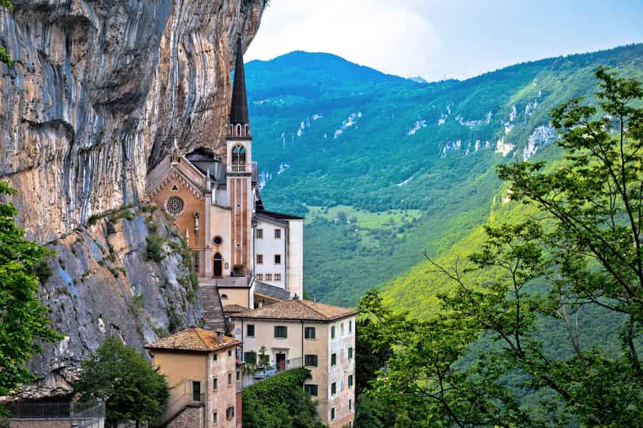 Ab Verona: Madonna della Corona und Sirmione – Ganztägige Tour. Foto: GetYourGuide