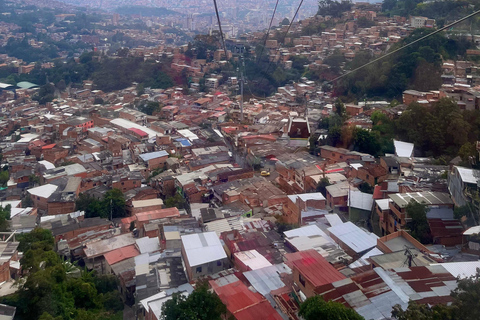 Medellín: historyczna wycieczka po mieście metrem, kolejką linową i tramwajemWycieczka w języku hiszpańskim