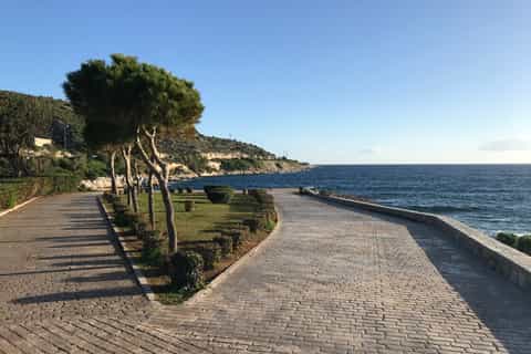 Athens: Vouliagmeni Coastline Walking Tour and Lake Visit