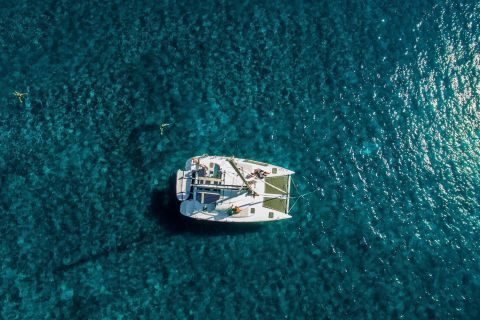 Santorini: Crucero privado en catamarán con comida y bebida
