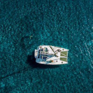 Santorini: Private Catamaran Cruise with Food & Drinks