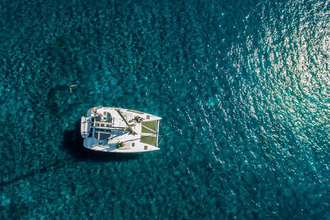 Santorini: Crucero privado en catamarán con comida y bebidaCrucero privado en catamarán al atardecer