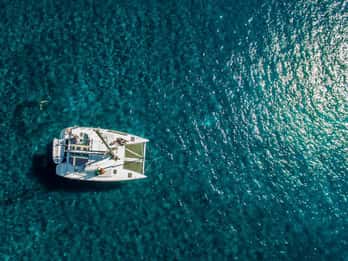 Santorini: Crucero privado en catamarán con comida y bebida