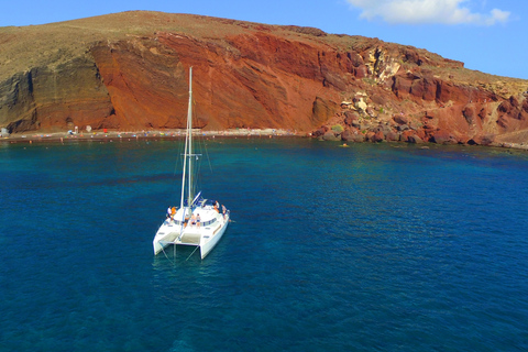 Santorini: Privé catamaran cruise met eten en drinkenPrivé catamaran cruise bij zonsondergang