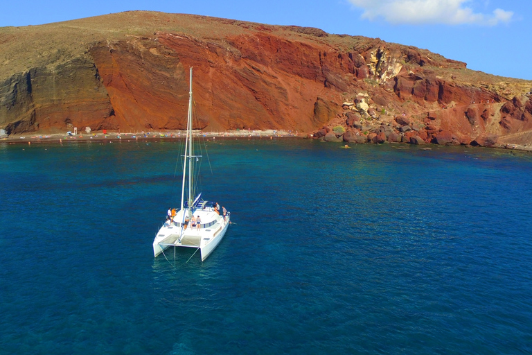 Santorini: Privat katamarankryssning med mat och dryckPrivat katamarankryssning vid solnedgången