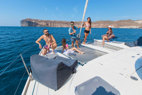 Santorini: Privé catamaran cruise met eten en drinkenPrivé catamaran cruise bij zonsondergang